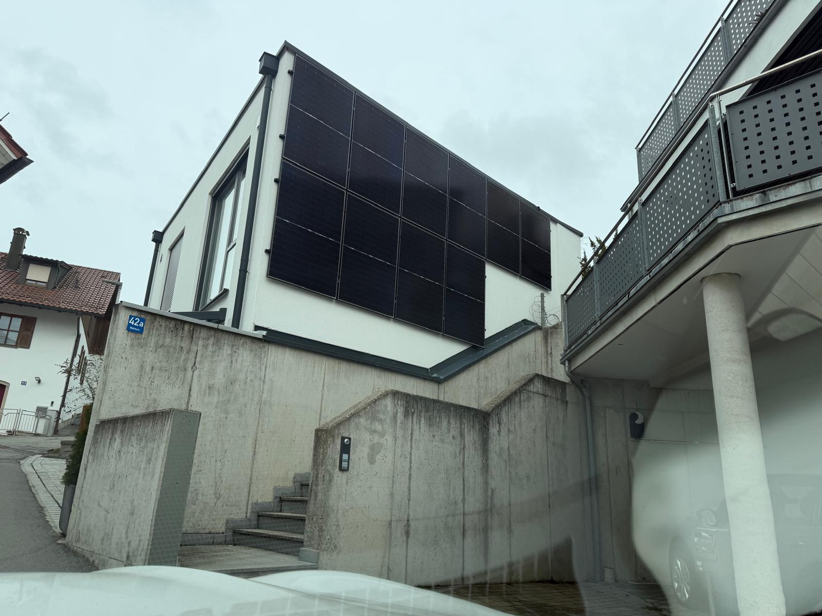 Schwarze PV-Module auf Satteldach