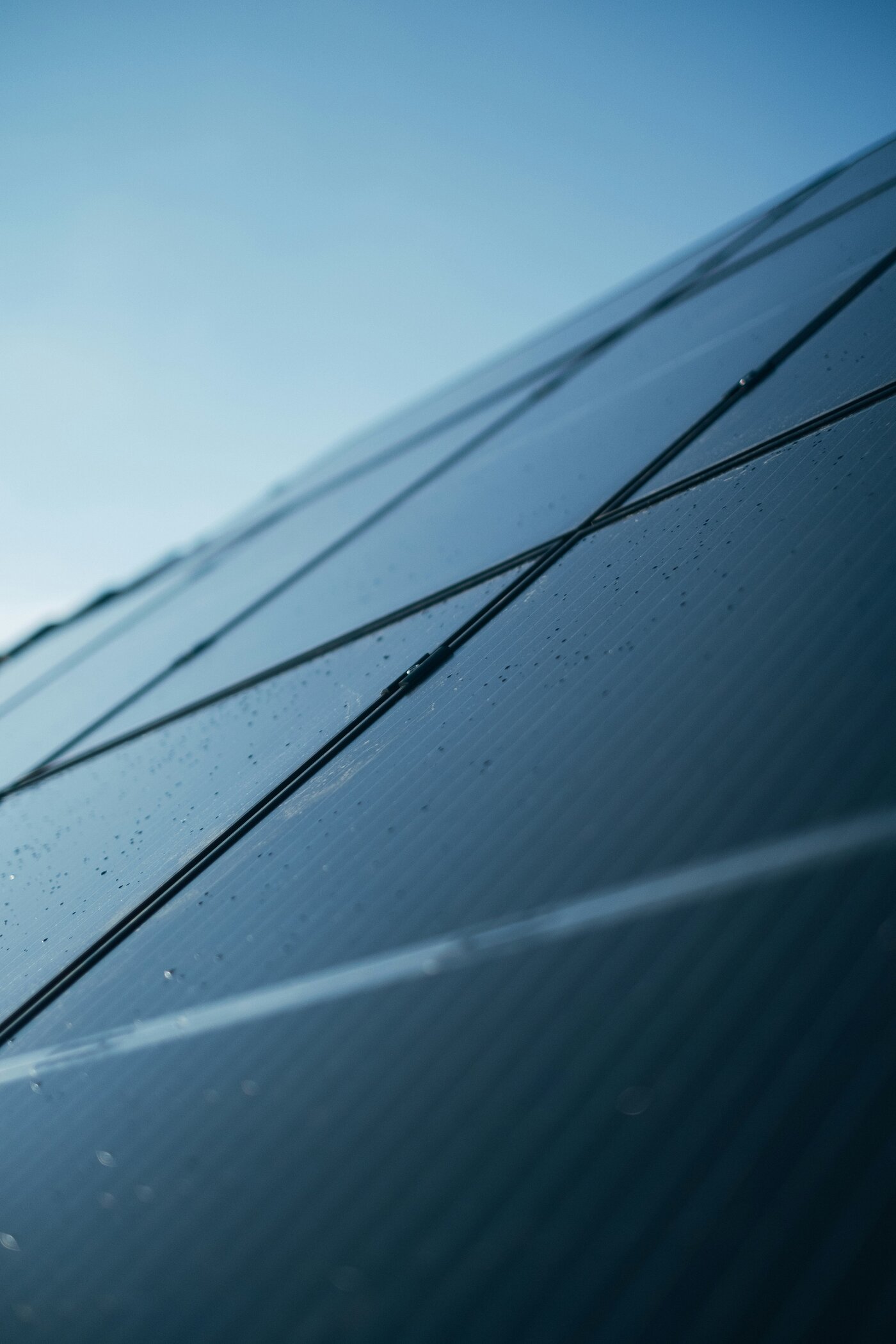 Lebenslanger Service — Solarmodule mit Regentropfen