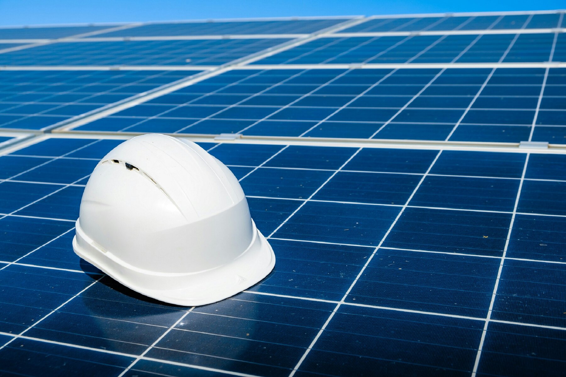 Monitoring und Fernwartung — Schutzhelm auf Solarmodulen