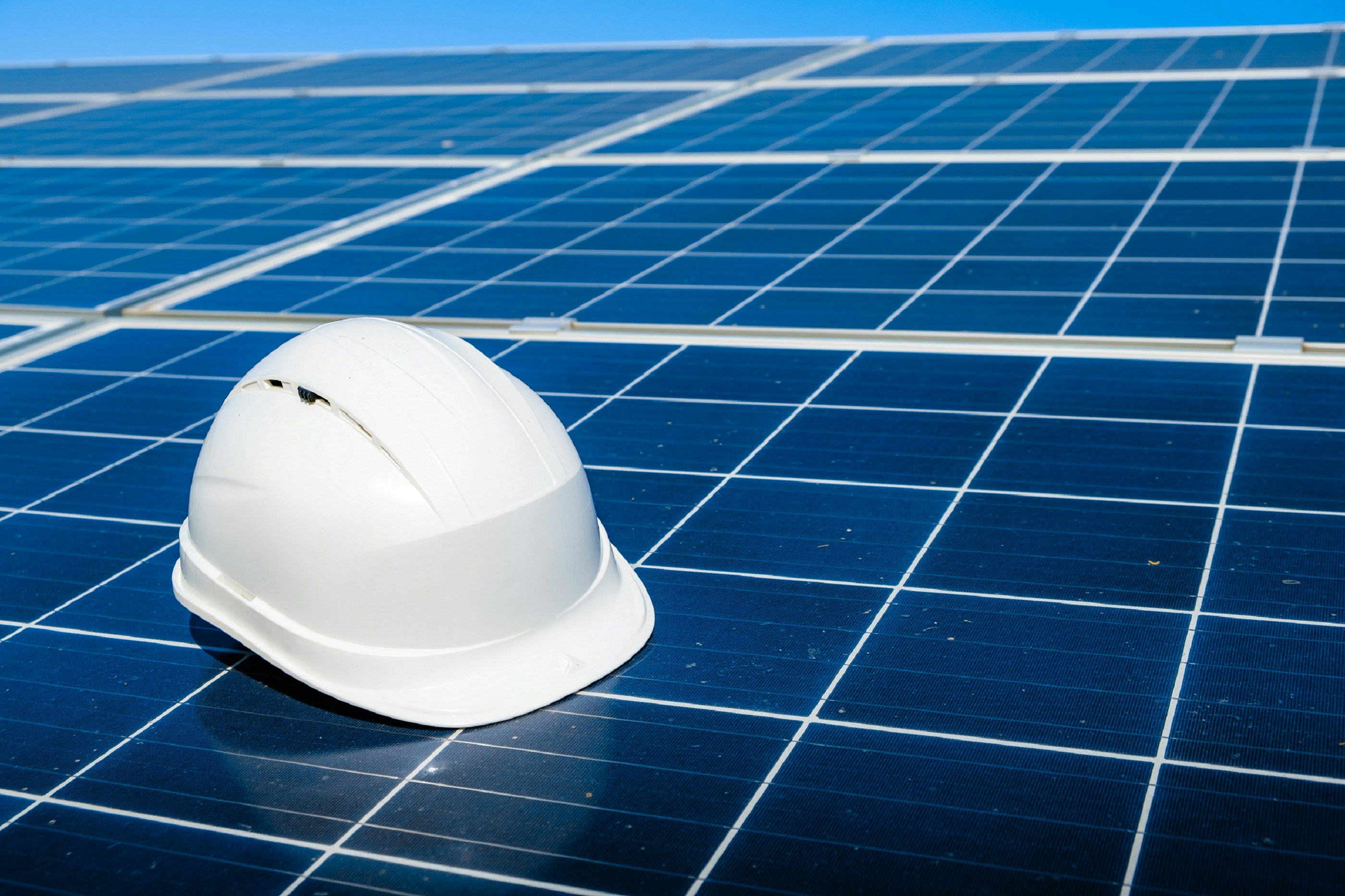 Wartung und Service — Schutzhelm auf Solarmodulen