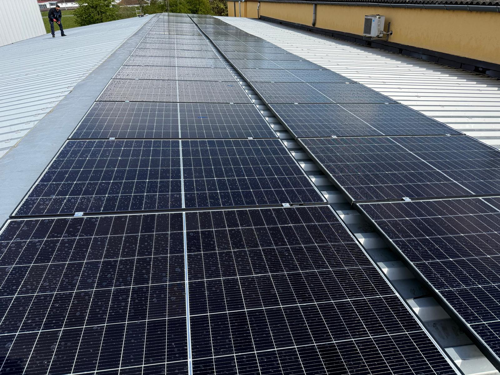 SOMV-Monteur bei der Installation einer Dach-PV-Anlage