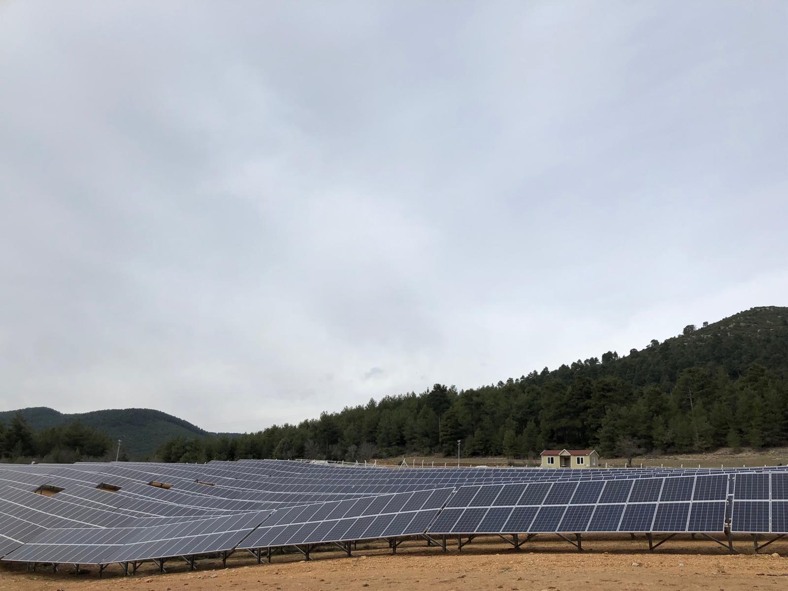 Freiflächensolarpark in Berglandschaft