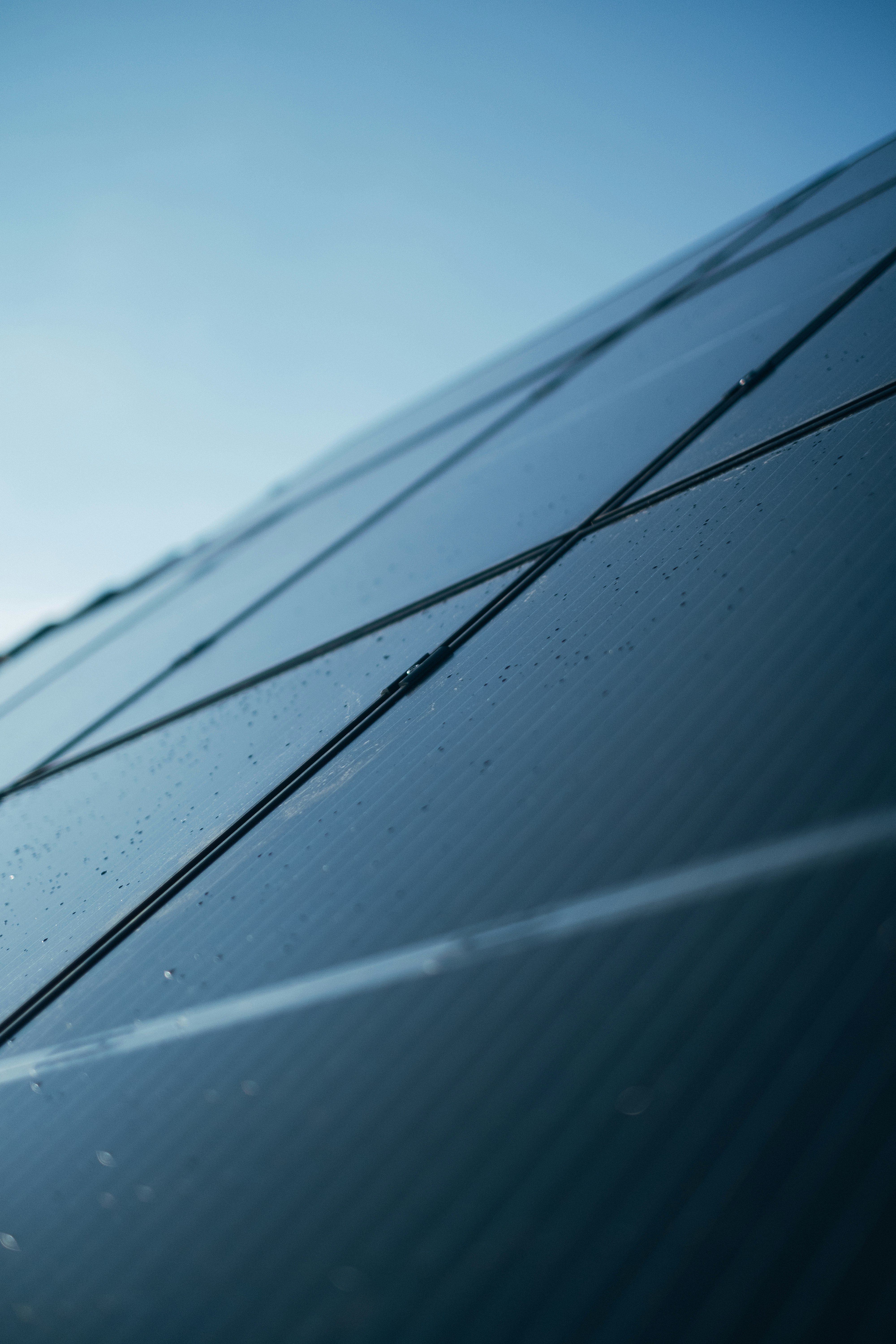 Nahaufnahme Solarmodul mit Regentropfen